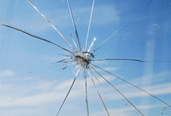 146999262_cracked_windshield