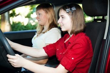 177011902_teenage_girl_driving