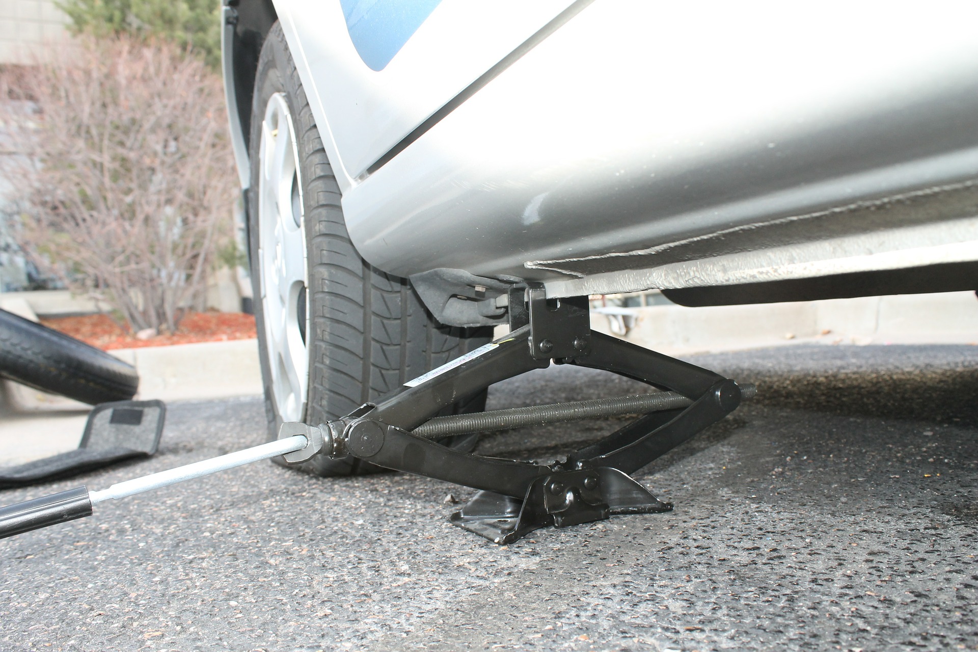 Should Your Car Have a Spare Tire?